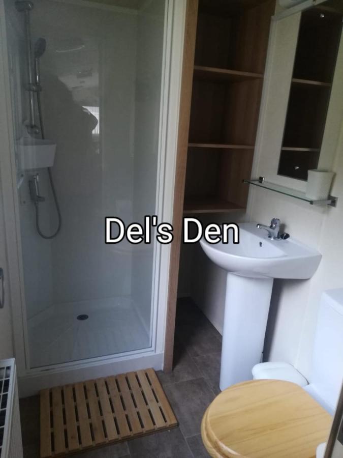 Del'S Den Lakeside Weeley Bridge Exterior foto