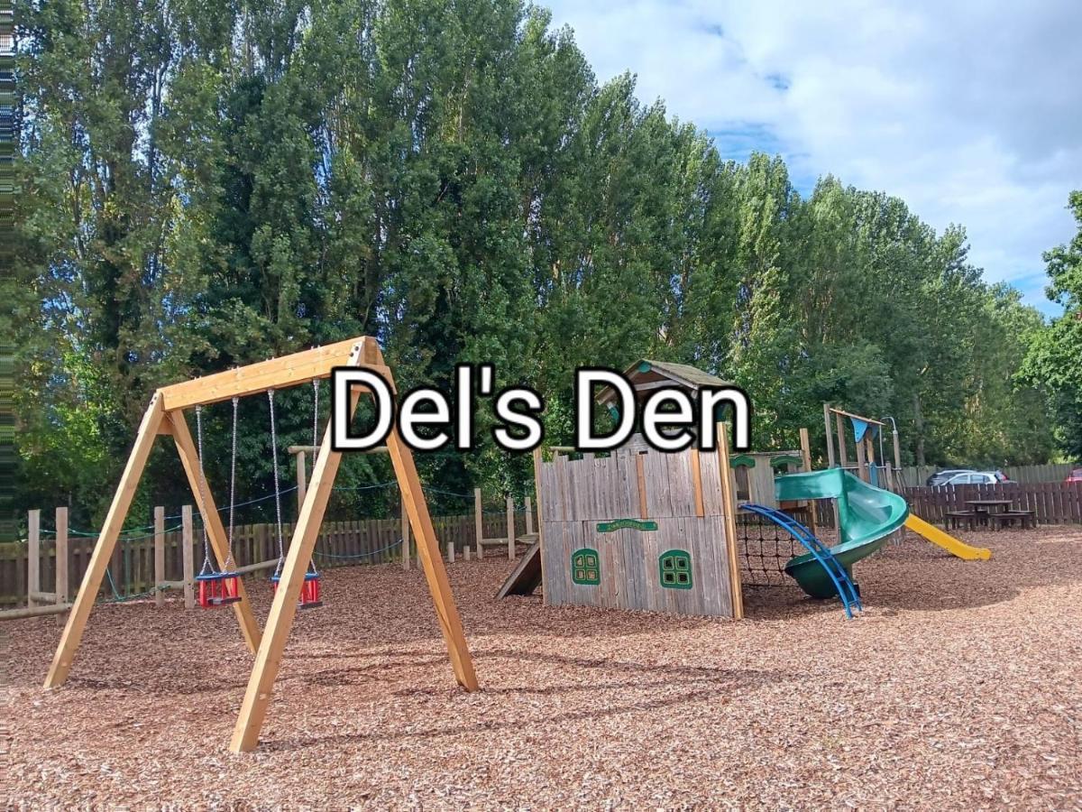 Del'S Den Lakeside Weeley Bridge Exterior foto