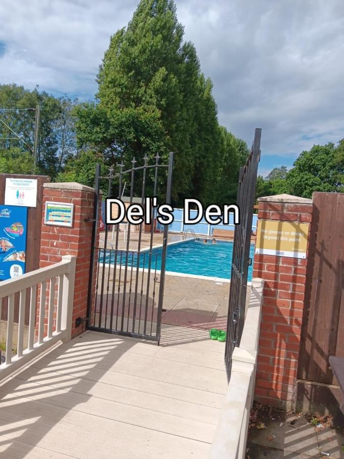 Del'S Den Lakeside Weeley Bridge Exterior foto